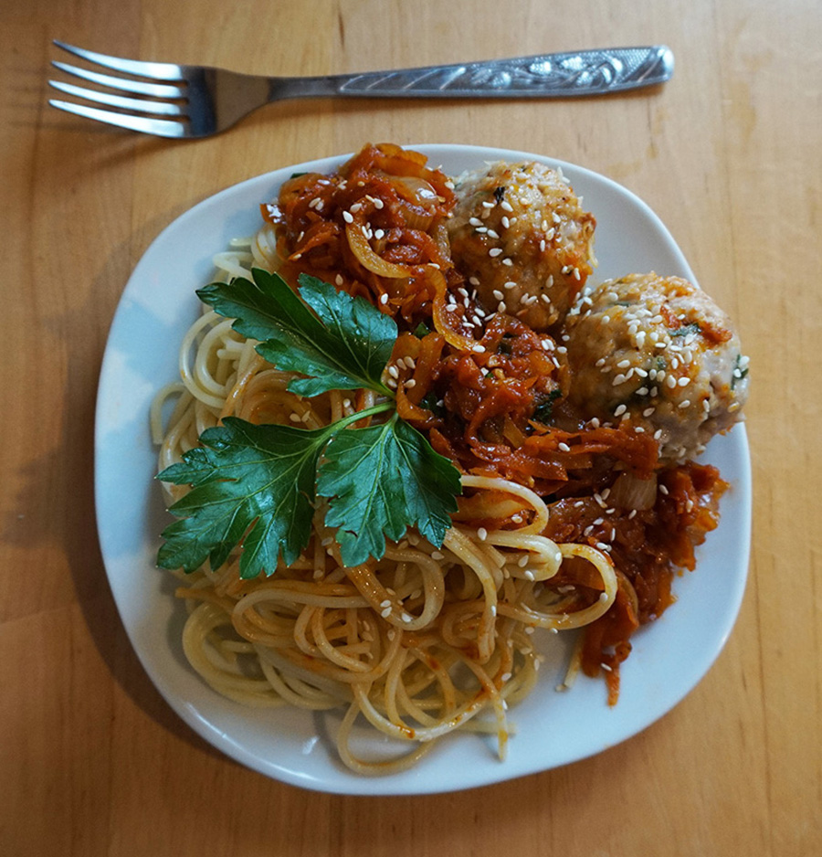 Спагетти с тефтелями и овощным соусом рецепт пошаговый с фото